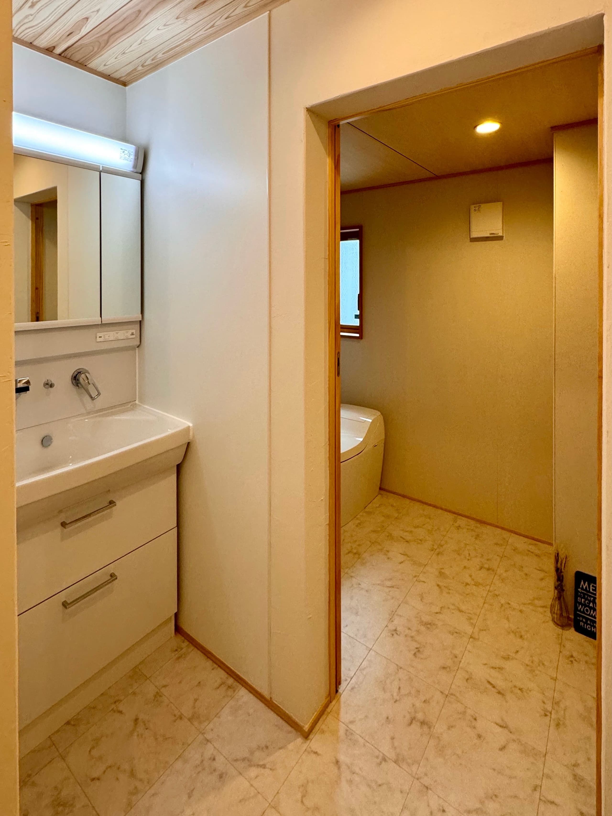 ゆったりと広く設計されたトイレ