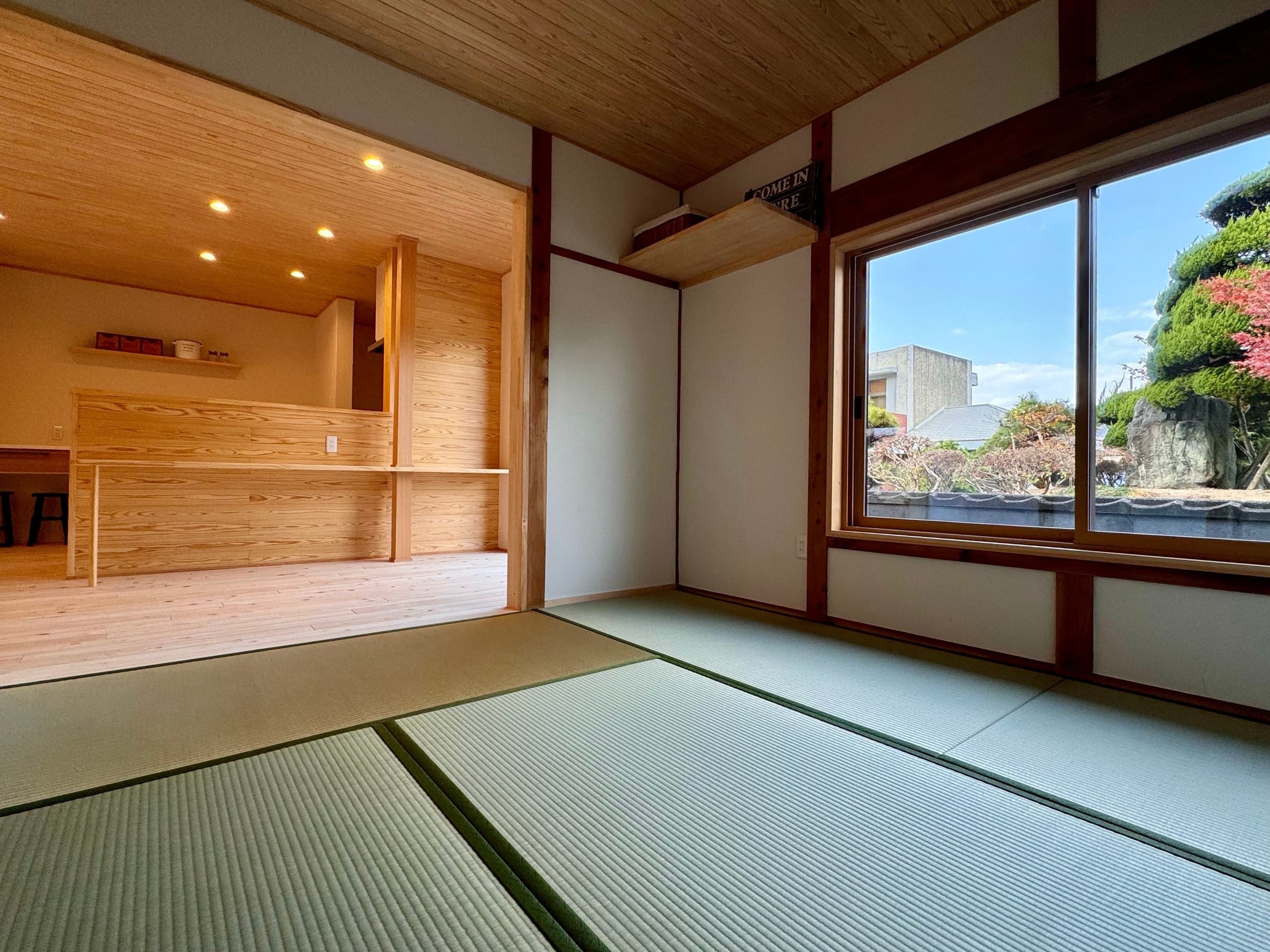 外の景色を借景として取り込んだ和室