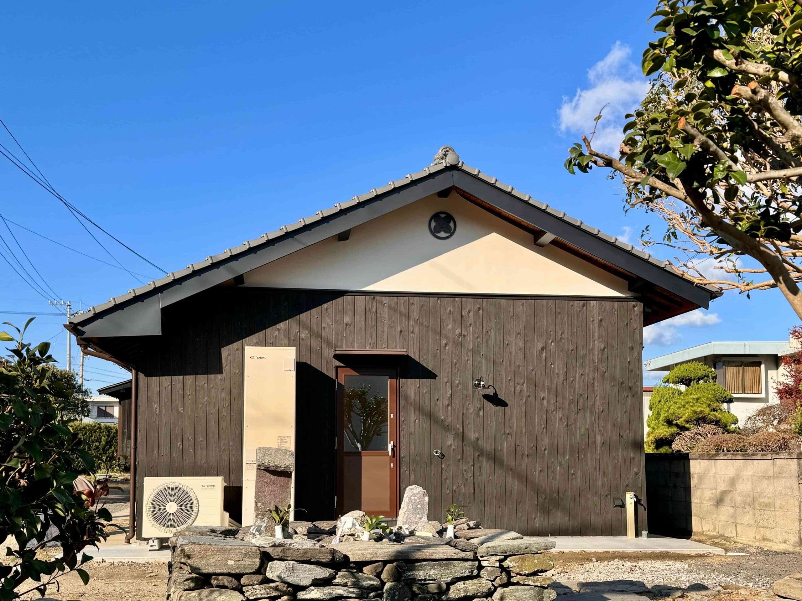 家の妻面に飾られた家紋