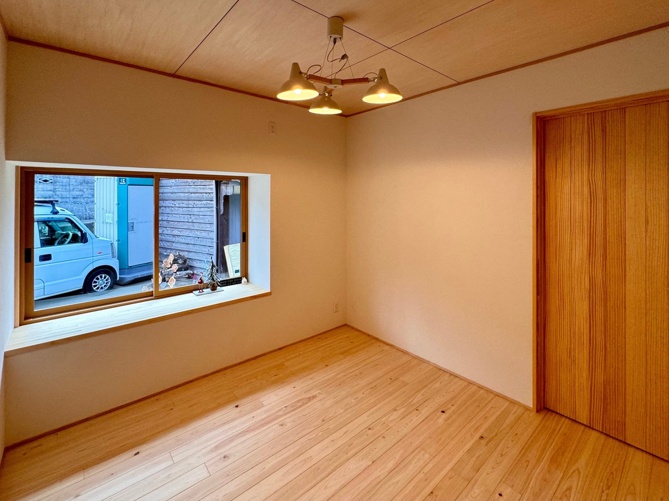 木のフローリングと白い壁が調和した洋室