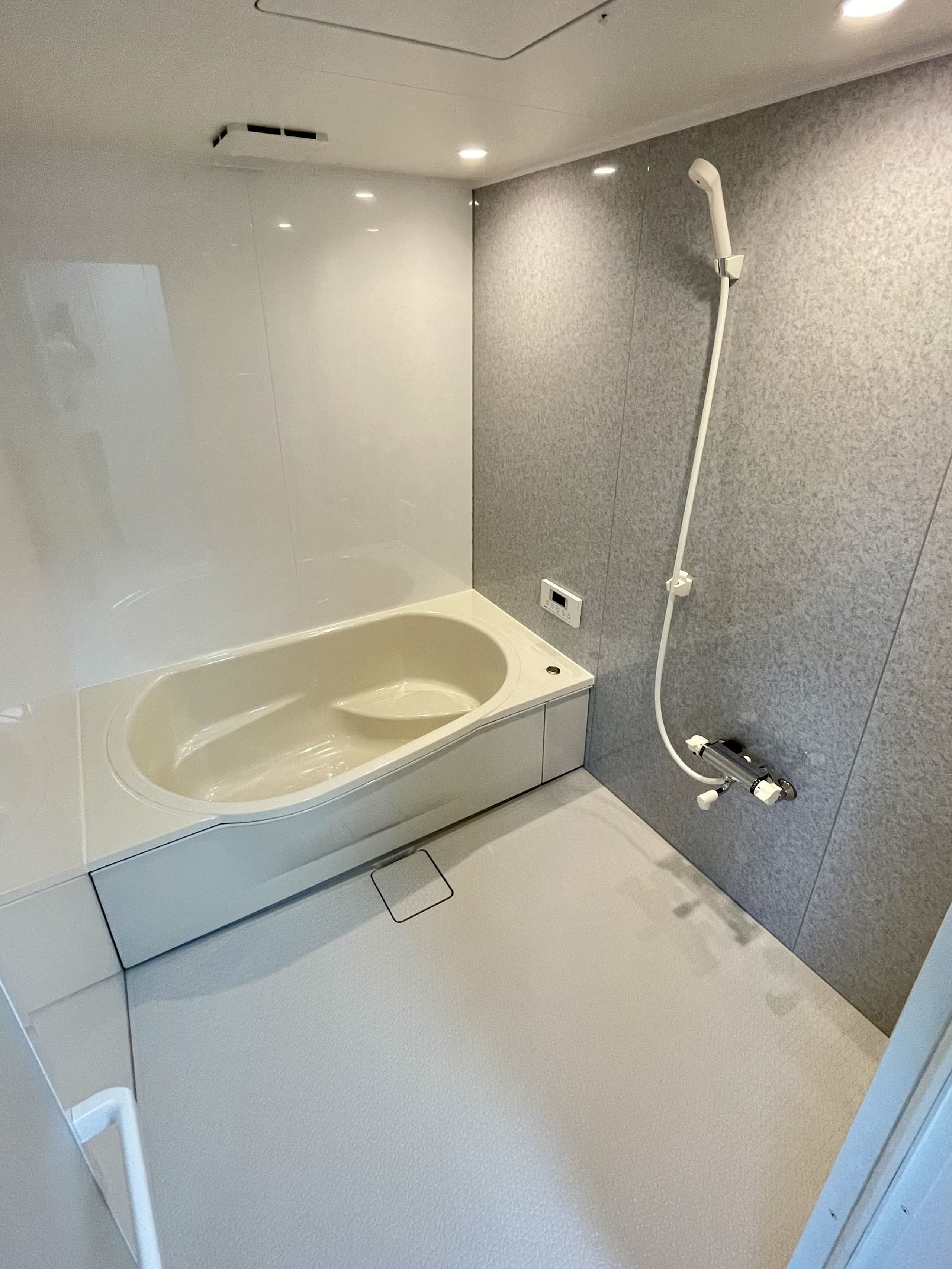 白を基調とした、清潔感のあるバスルーム