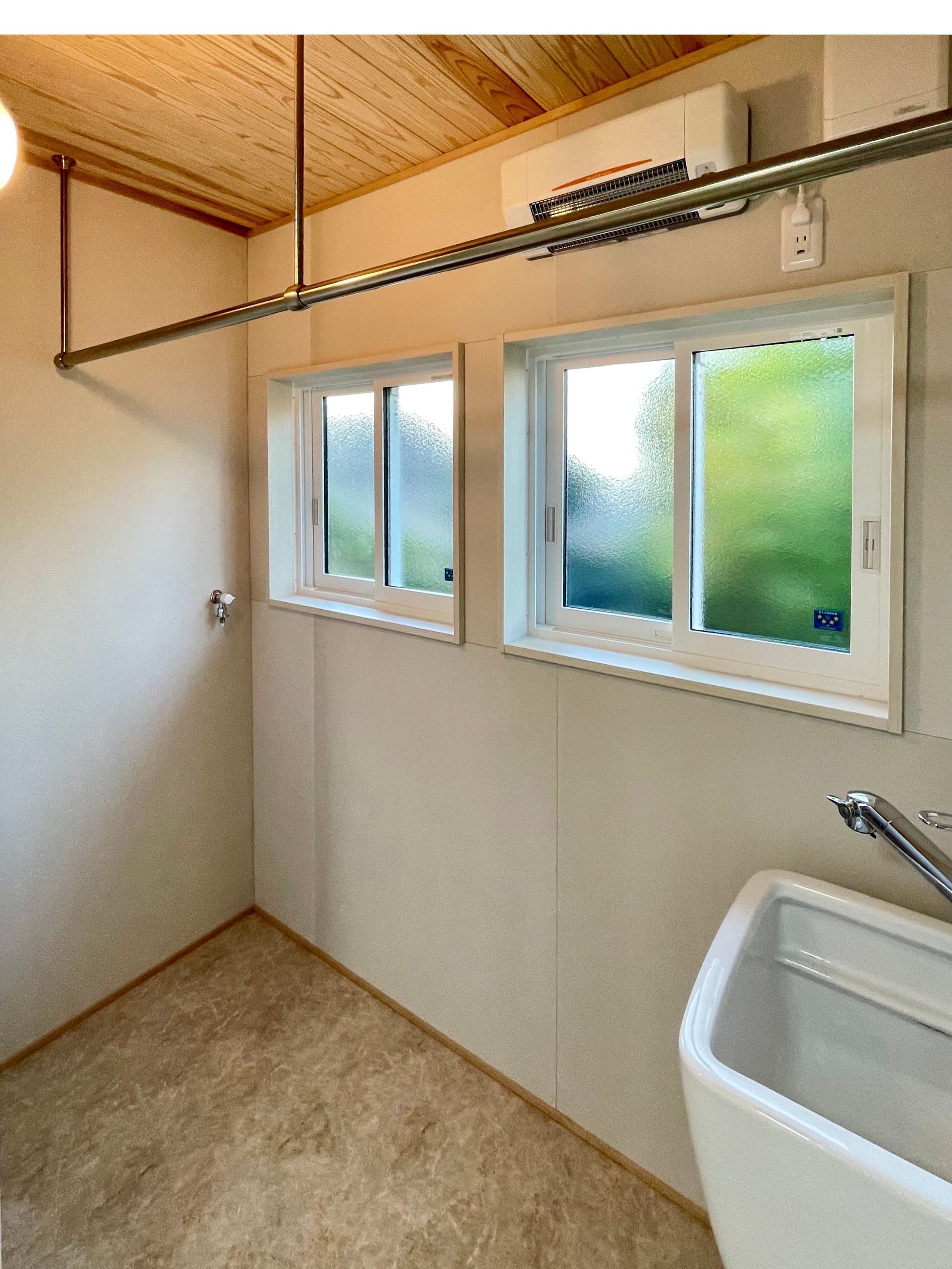 自然光が差し込む、明るく風通しの良い脱衣室