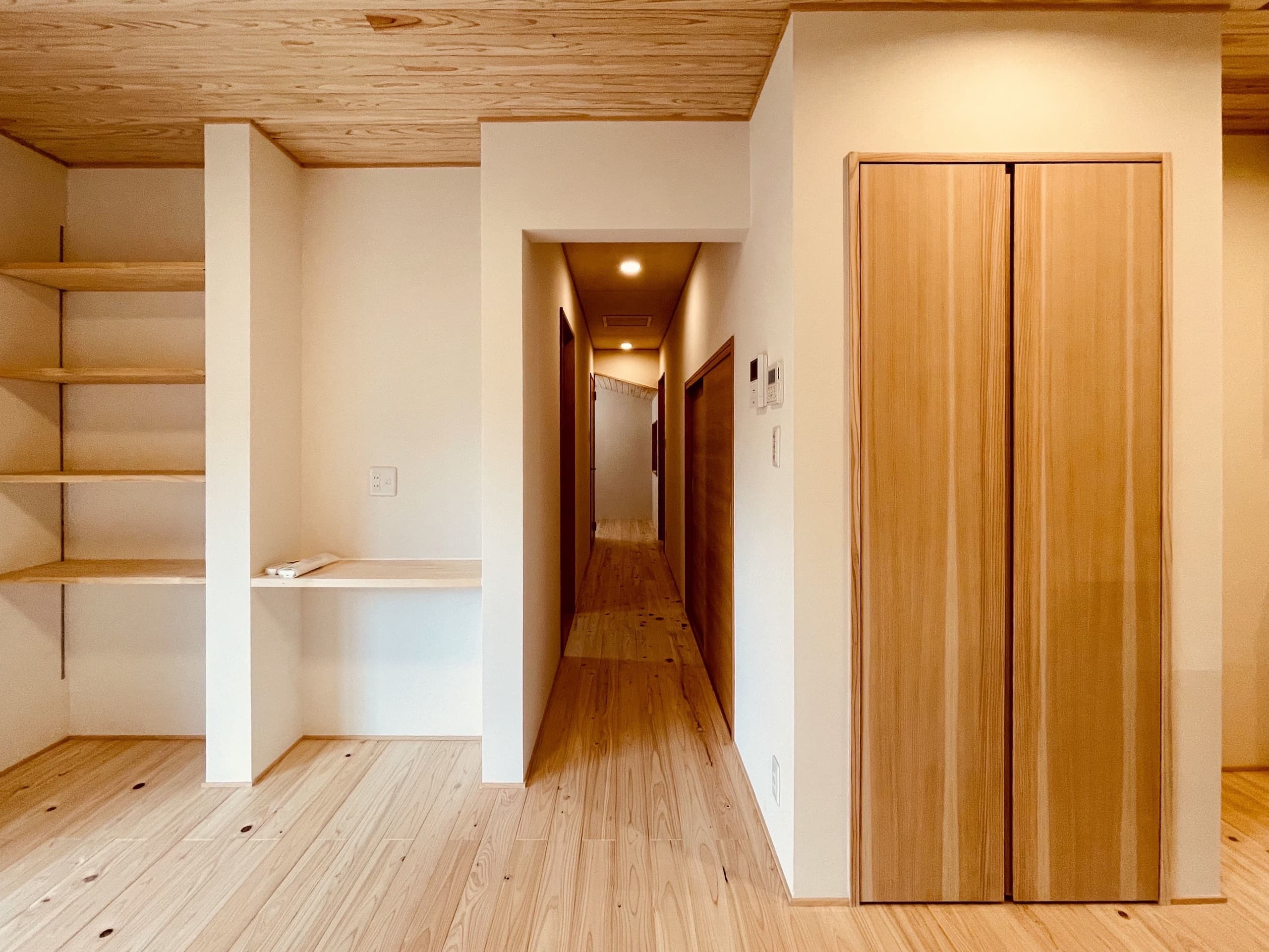 ダイニングにある可動棚とパントリーの扉