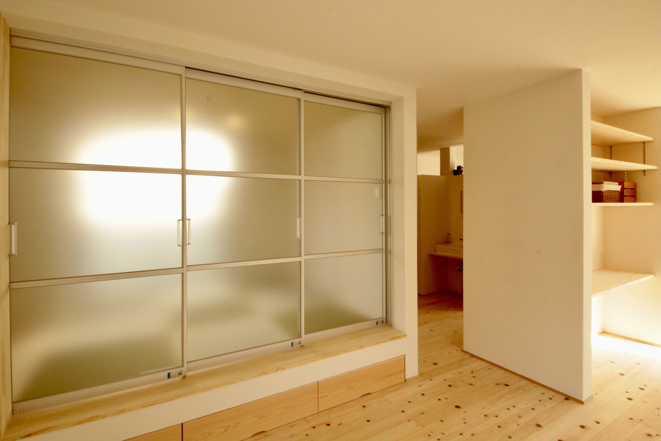 半透明建具がやさしく空間を区切る和室