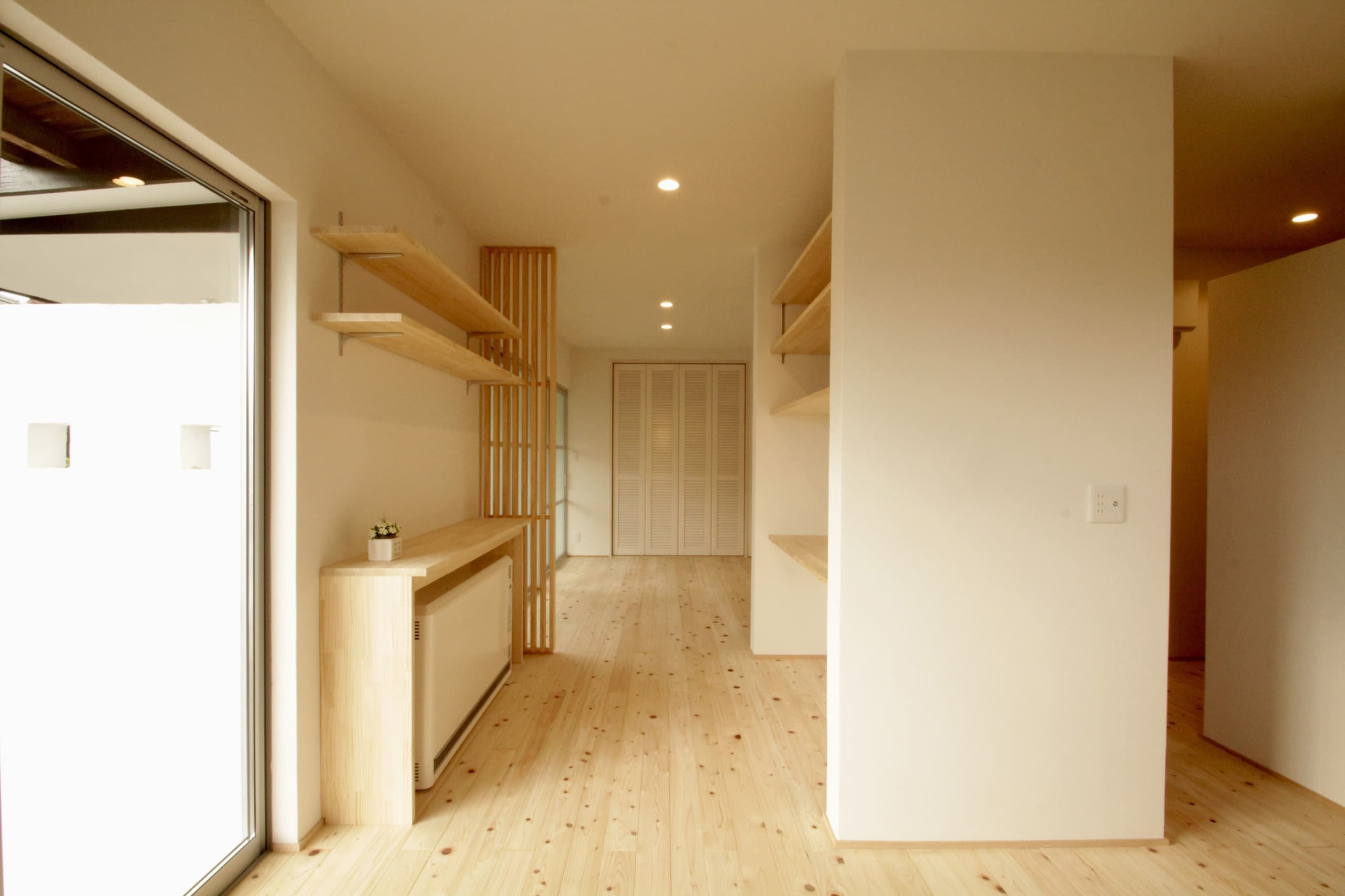 構造上の柱を逆手に取り、暮らしの中心に据えたワークスペース