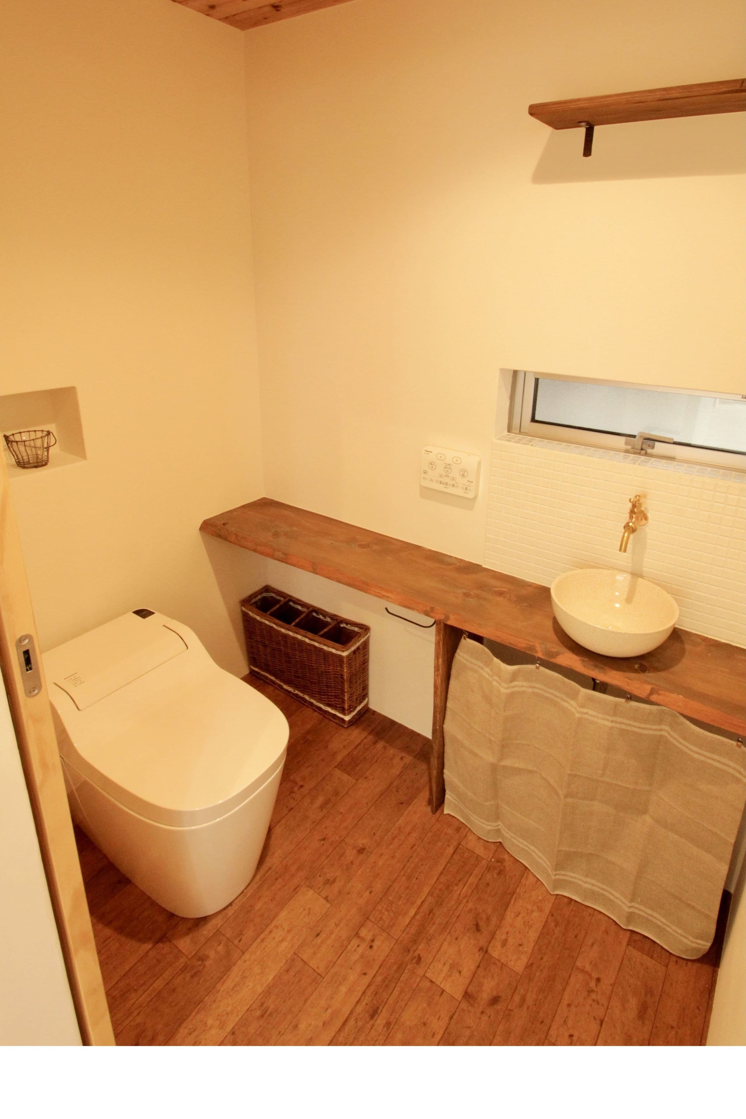 木の温もりを感じる、ナチュラルテイストのトイレ