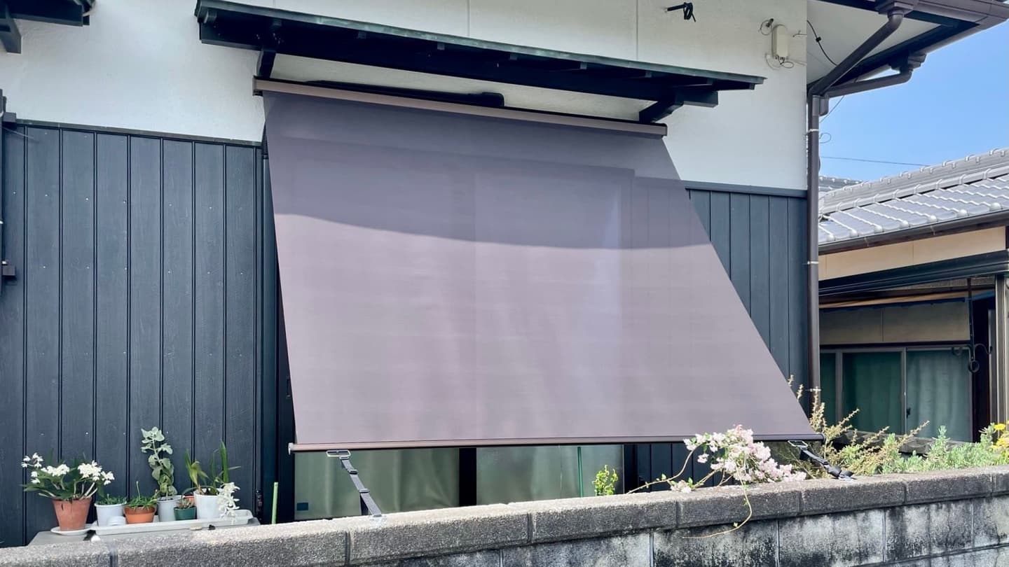 フックを塀に取り付け使用しているアウターシェード