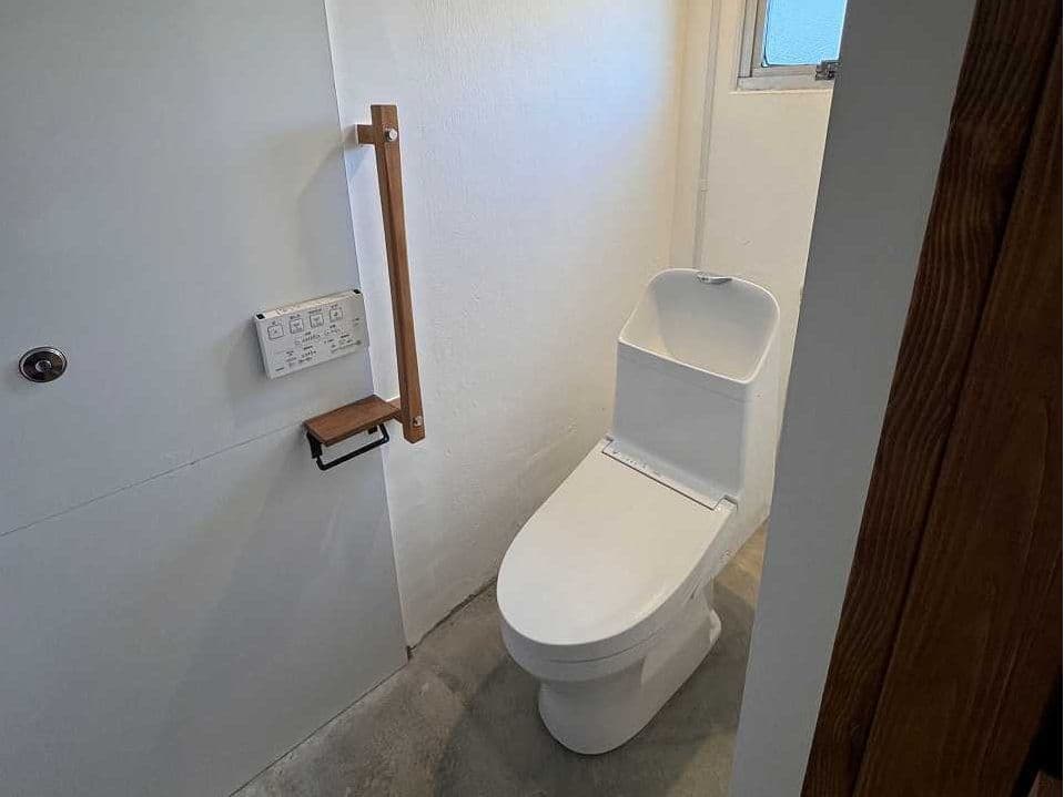 リノベーションで新しくなった、明るく清潔感あふれるトイレ。