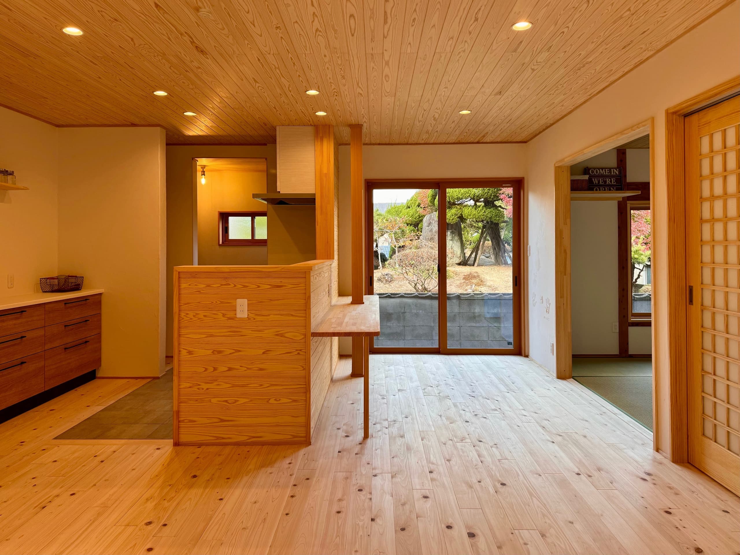 窓越しに広がる借景の緑を楽しめる、ダイニングキッチン