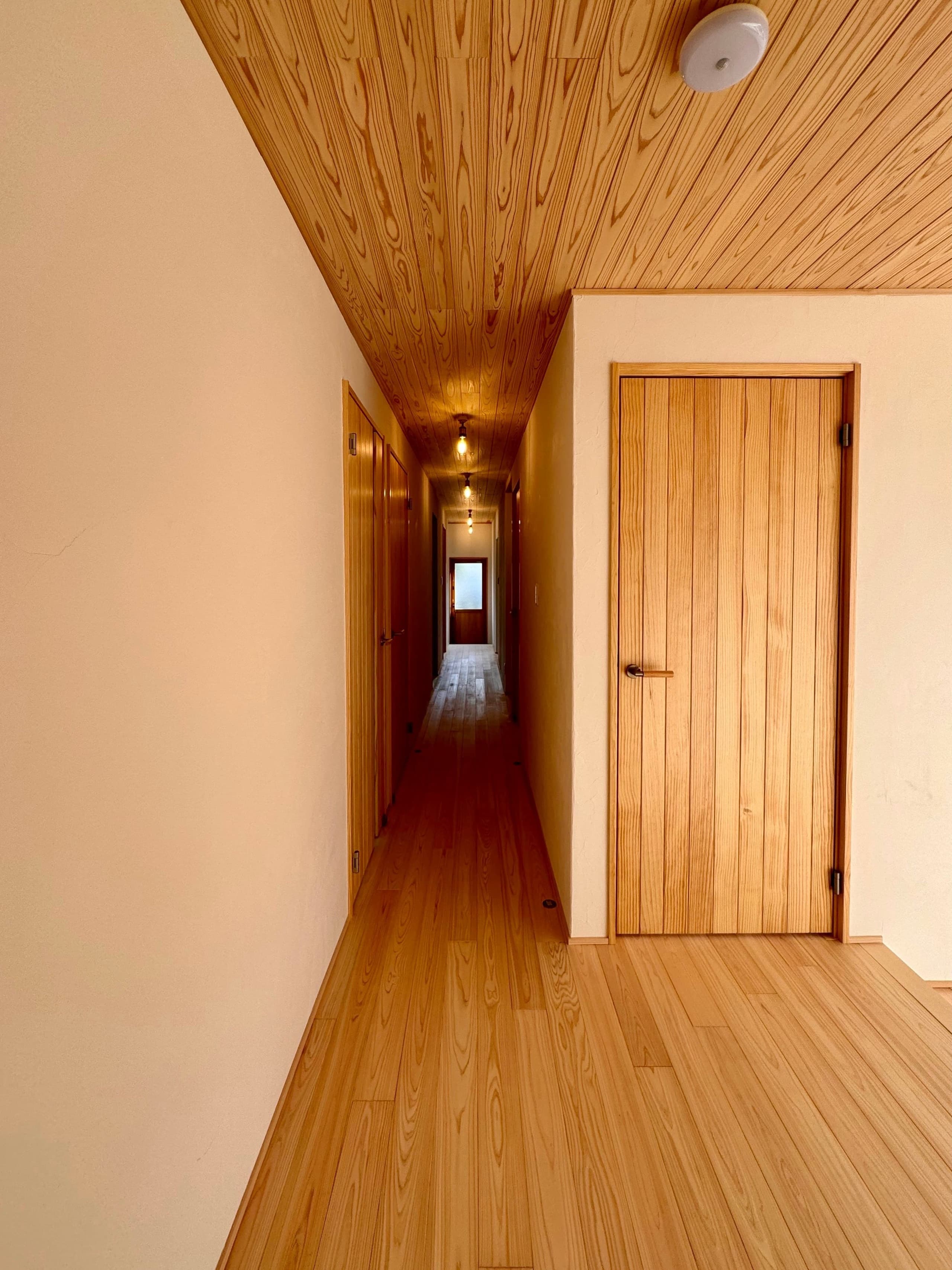 家の中をつなぐ、まっすぐに伸びた廊下