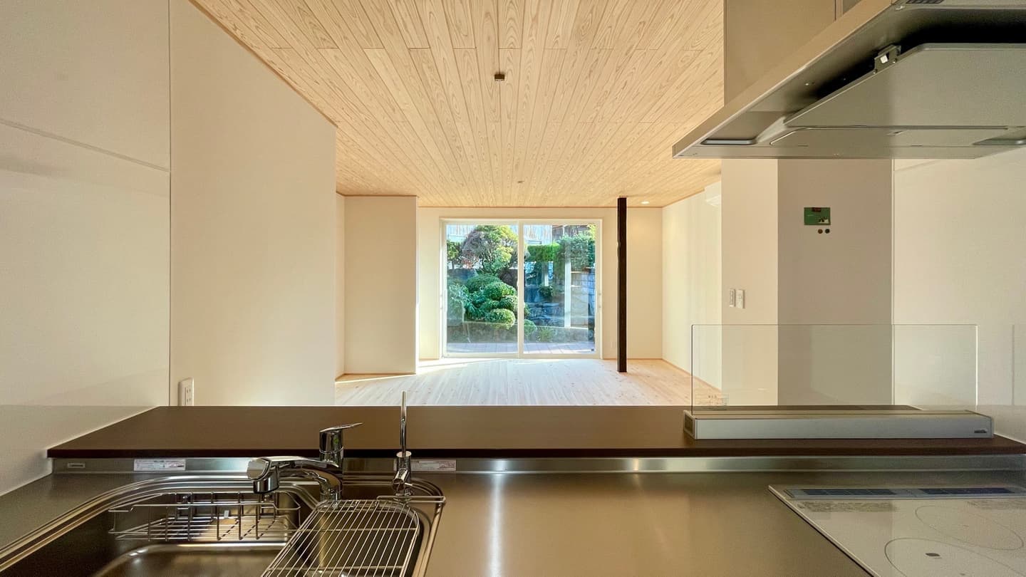 キッチンからダイニングとリビングを見渡す室内の風景