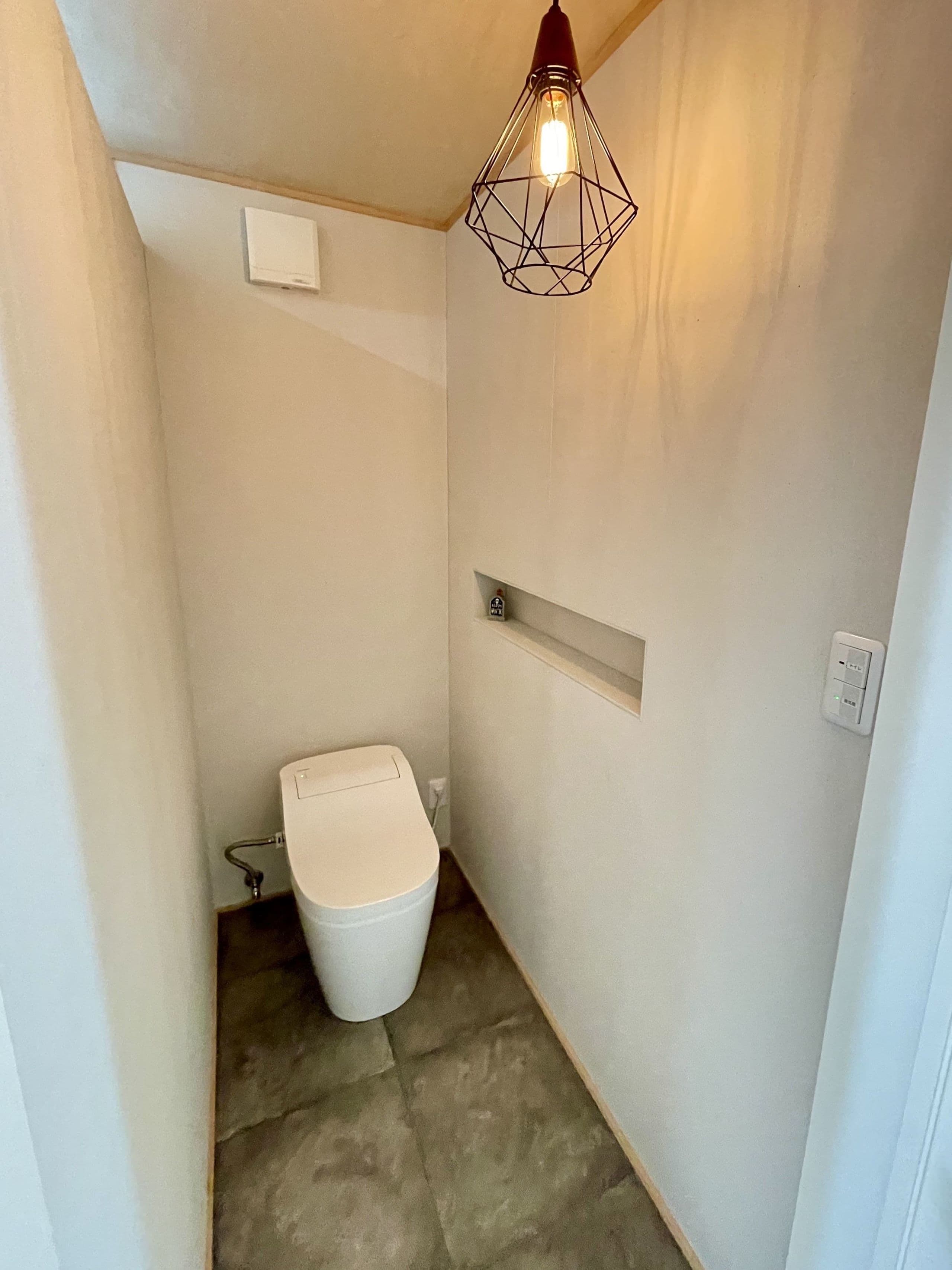 白を基調にしたトイレ