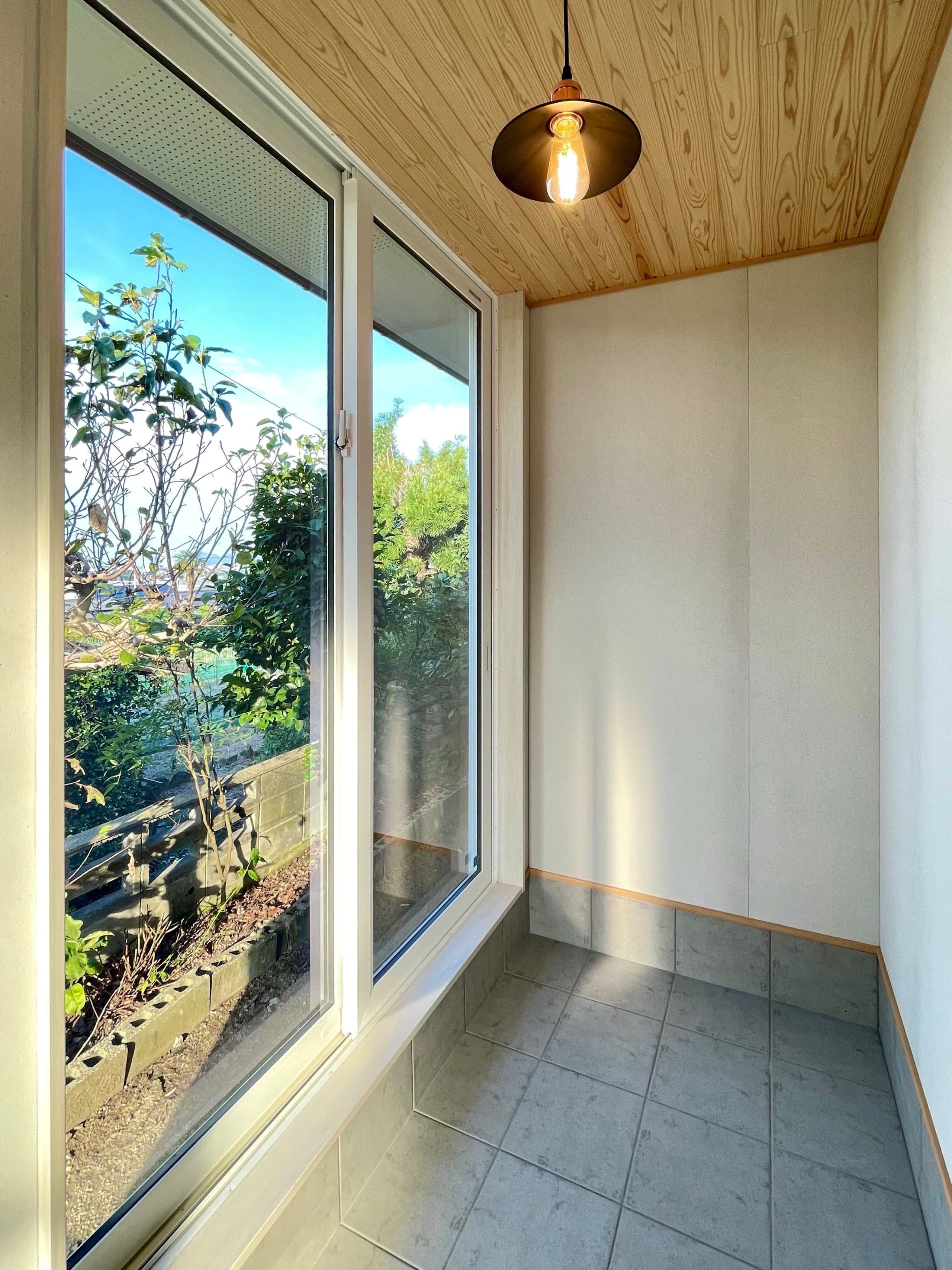 広い窓から自然光が入る、ペットと暮らしやすい出入口