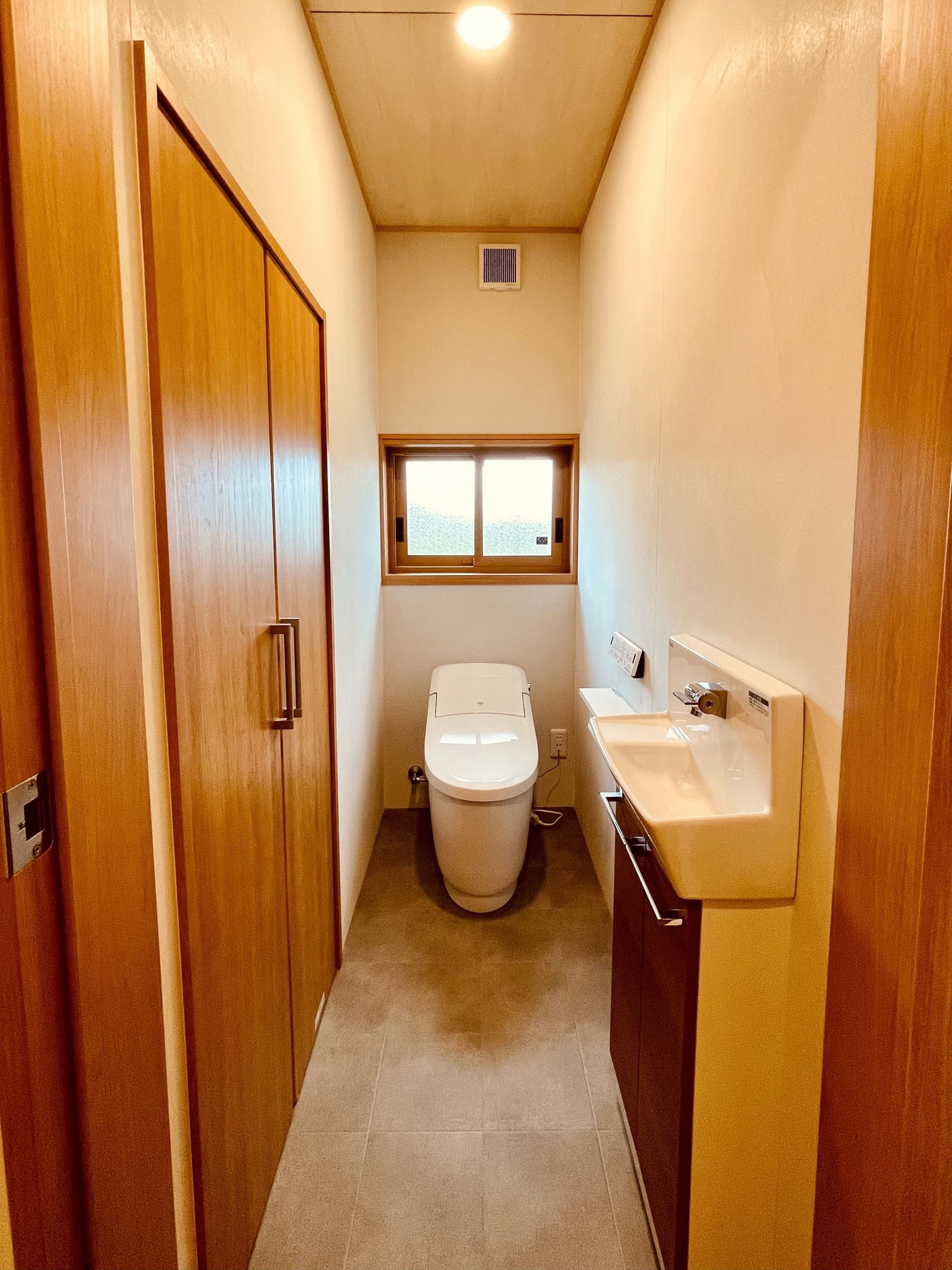 窓から自然光が入るトイレの様子