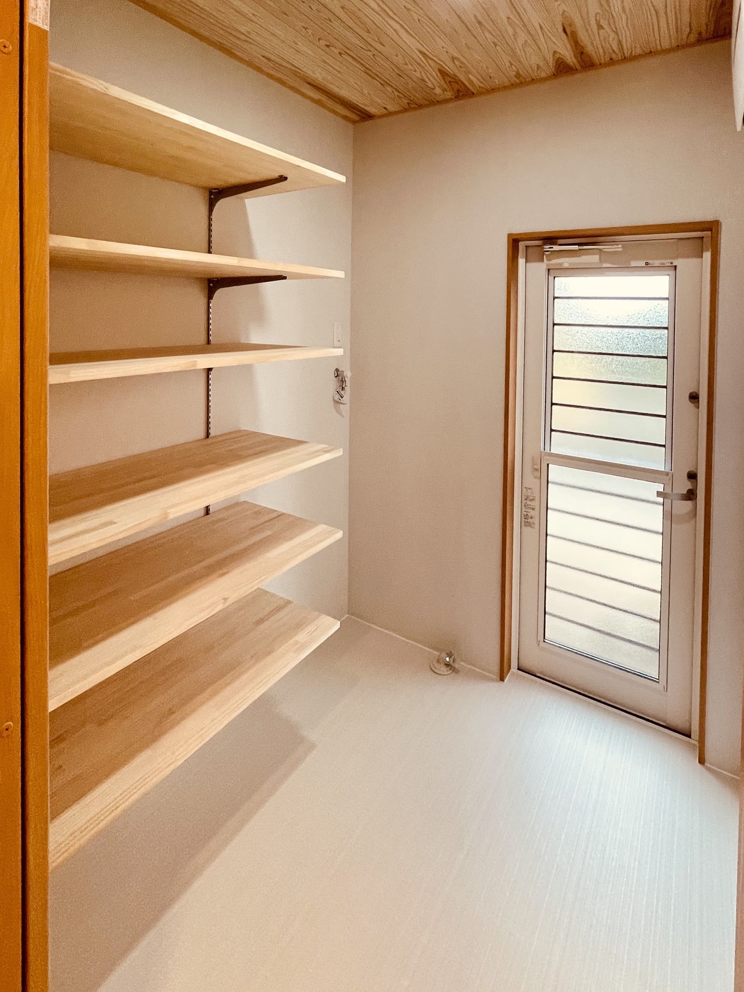 可動棚収納でタオルや着替えをすっきりと収納できる脱衣室