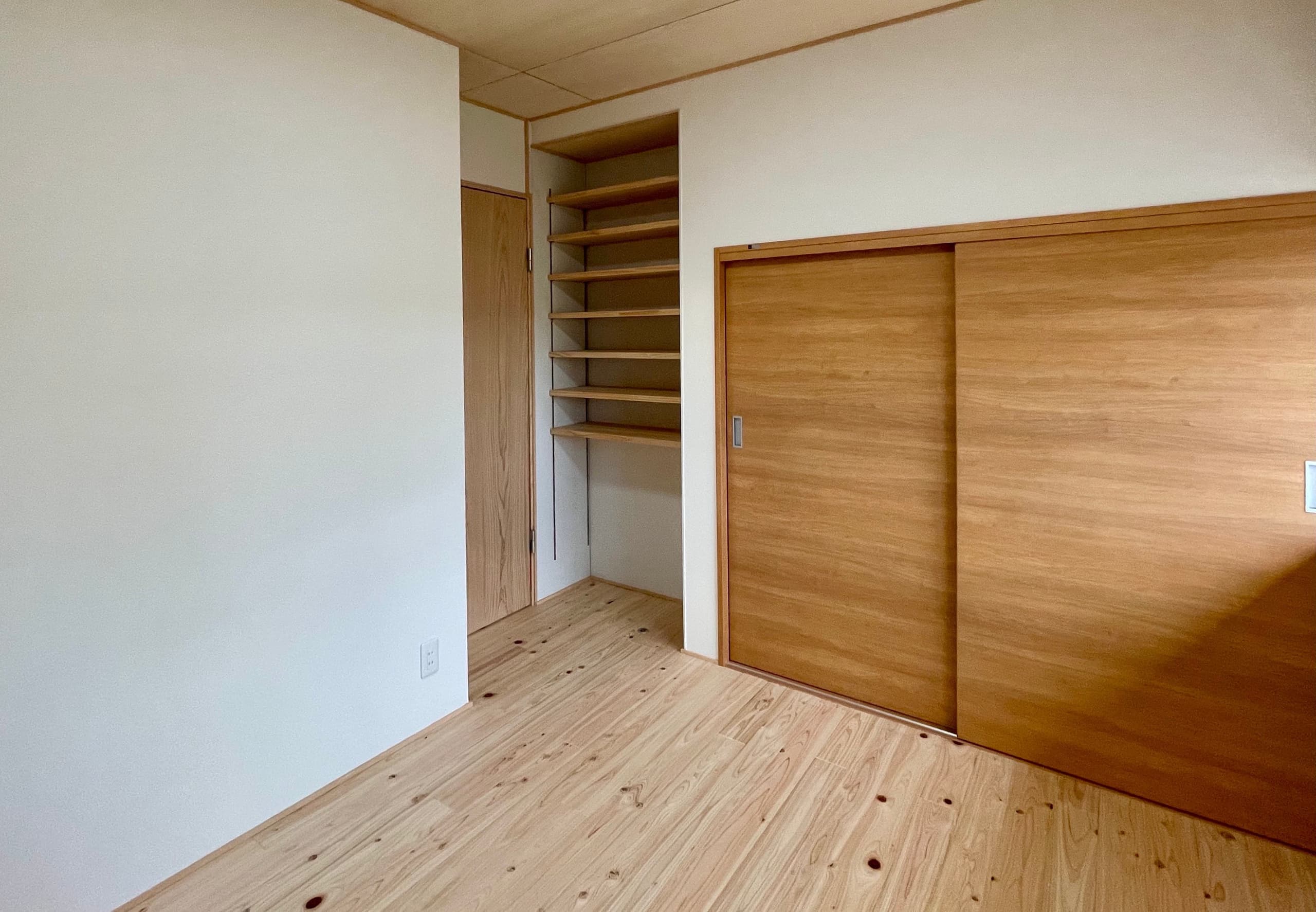 ある子供部屋の収納スペース