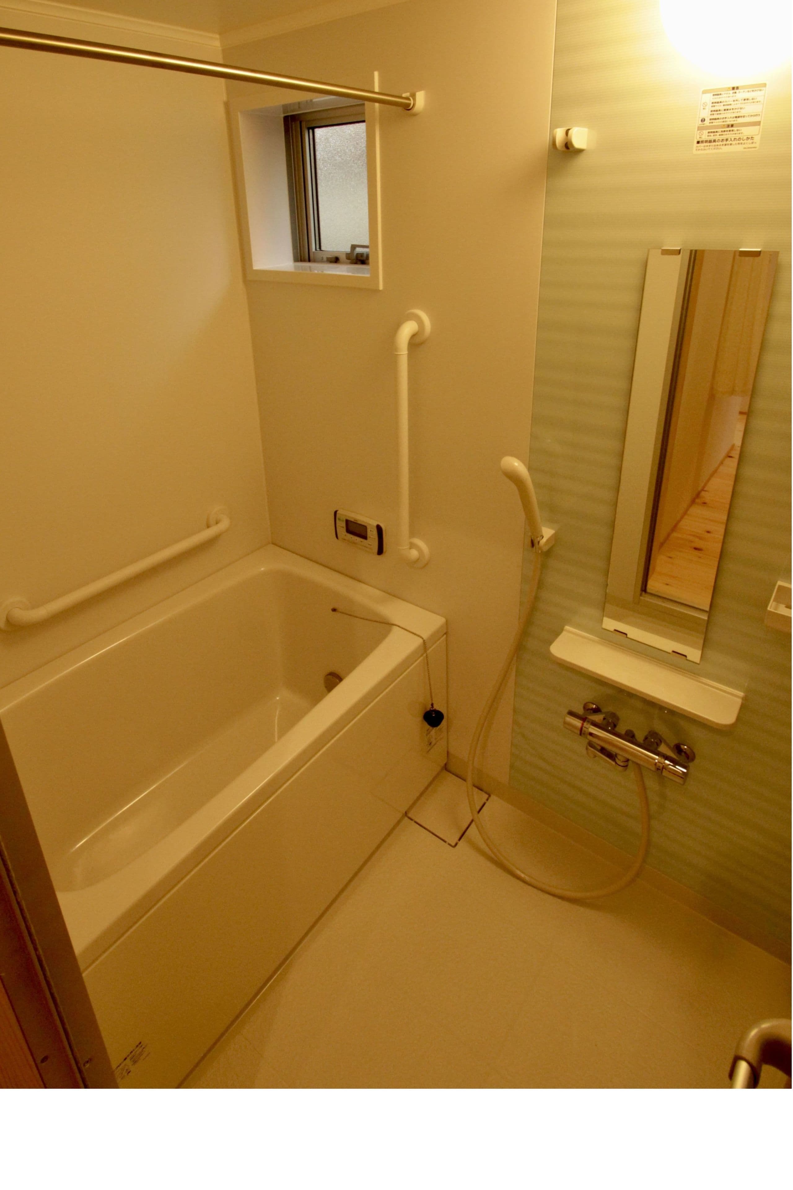 安全に配慮して手すりを設置した浴室