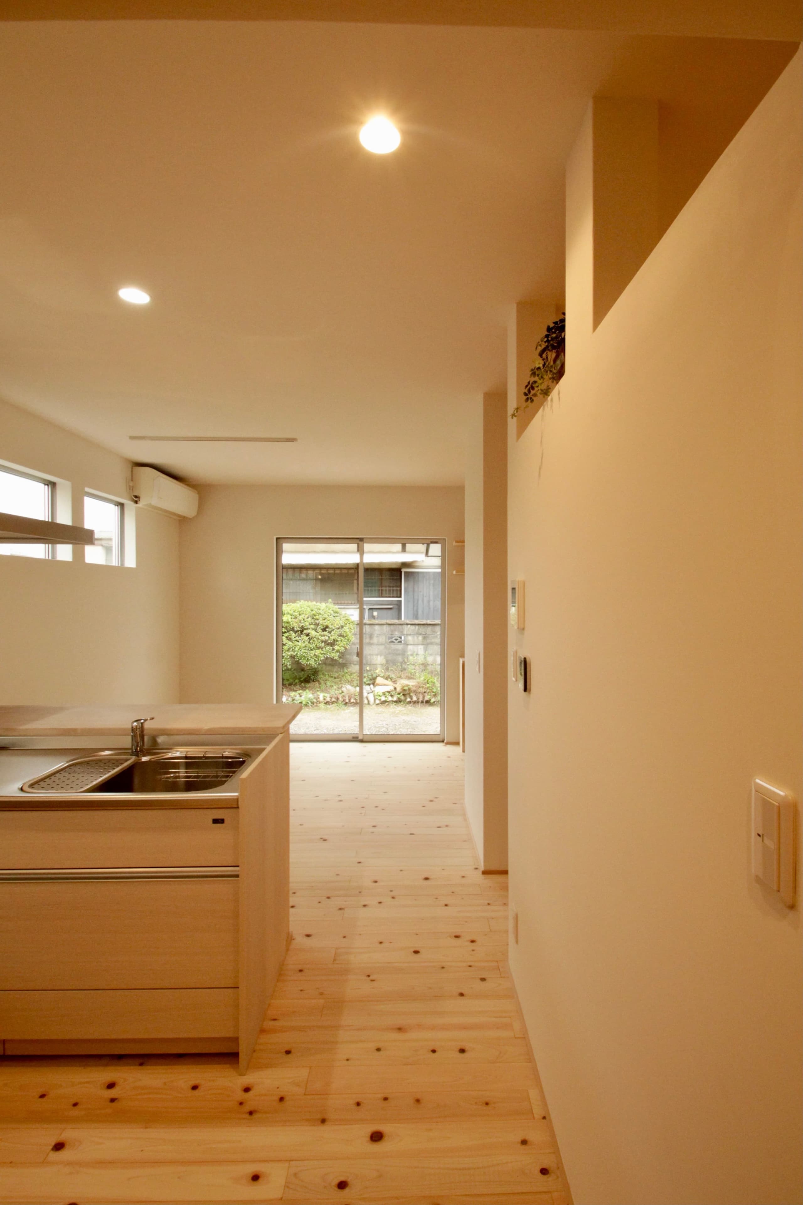 キッチン側から見た室内。光が入る心地よい住空間