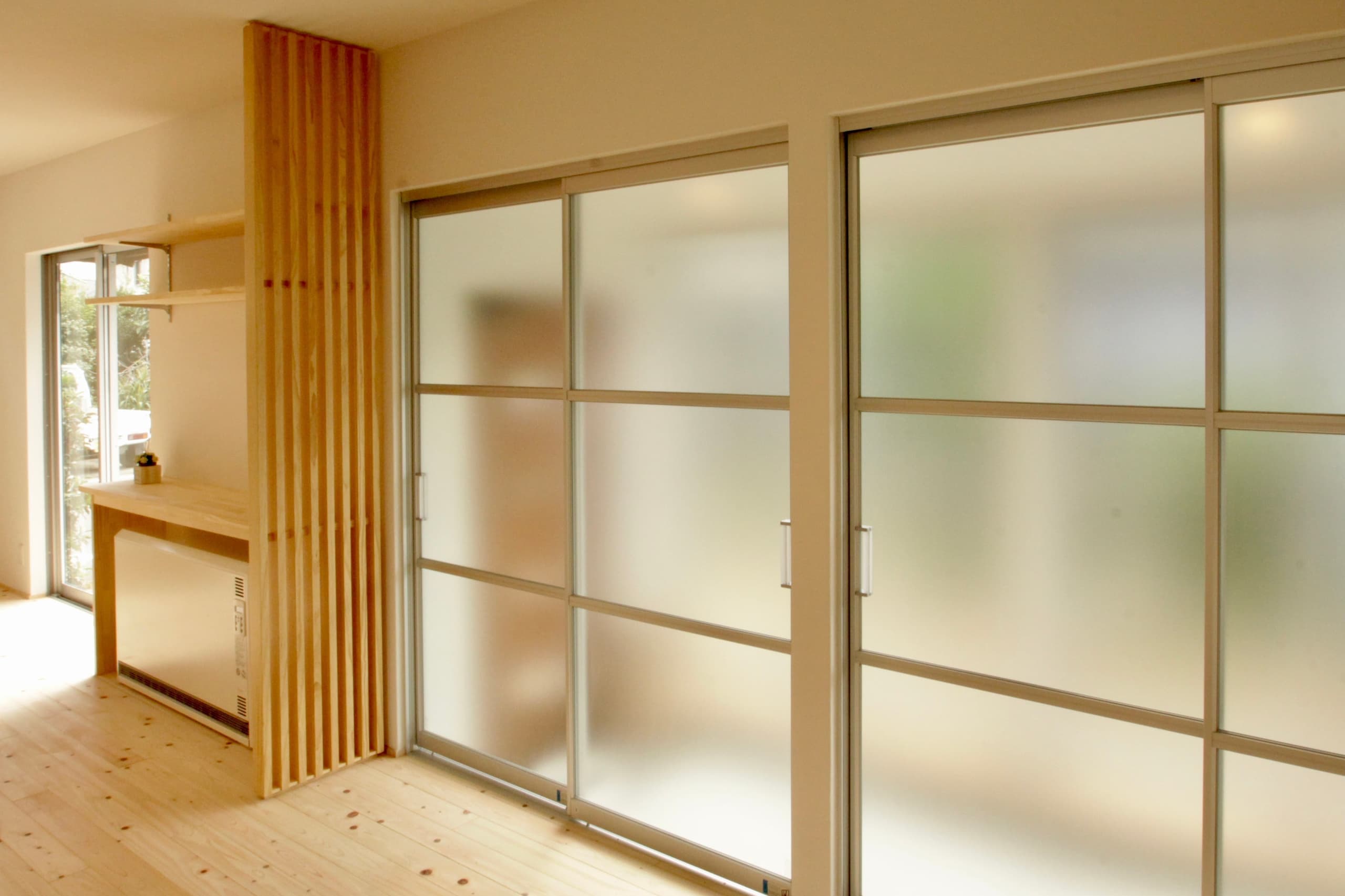 光をやさしく通す半透明建具が、土間と居室を心地よくつなぐ